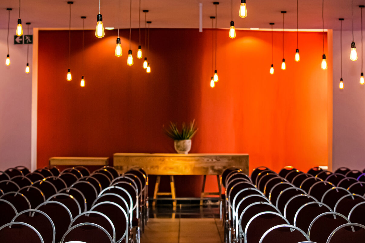 Claves para lograr una ambientación perfecta en cenas de empresa - hall with a beautiful interior with a lot of lamps 2026 03 18 07 02 28 utc