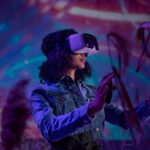 Experiencias interactivas para mejorar la participación en eventos 5 Experiencias interactivas para mejorar la participación en eventos - metaverse digital cyber world technology woman wi 2024 10 19 20 11 07 utc