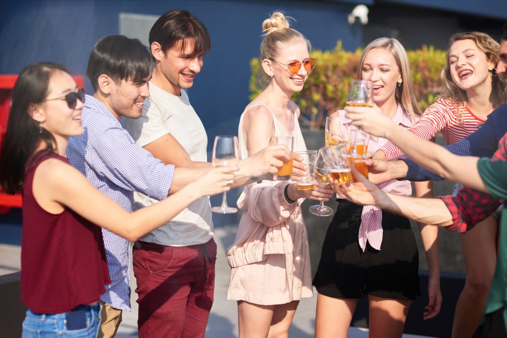 Los mejores eventos corporativos para el verano - positive friends drinking beverages at the summer 2021 09 02 15 00 07 utc