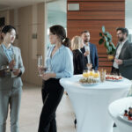 Beneficios de los eventos multilingües en entornos globales 4 Beneficios de los eventos multilingües en entornos globales - professionals gathering for a corporate networking 2026 01 09 00 26 32 utc