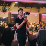 Consejos para seleccionar el mejor fotógrafo para eventos 6 Consejos para seleccionar el mejor fotógrafo para eventos - shallow focus of a young cameraman filming a weddi 2026 03 18 08 04 52 utc