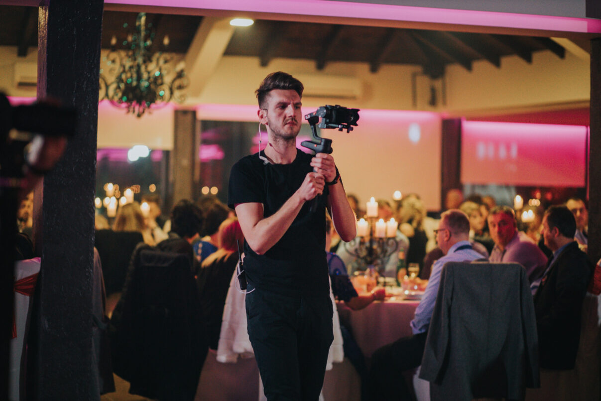 Consejos para seleccionar el mejor fotógrafo para eventos - shallow focus of a young cameraman filming a weddi 2026 03 18 08 04 52 utc