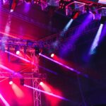 Cómo elegir la iluminación ideal para eventos corporativos - spotlights red and blue beams of lights above sta 2023 11 27 05 17 29 utc