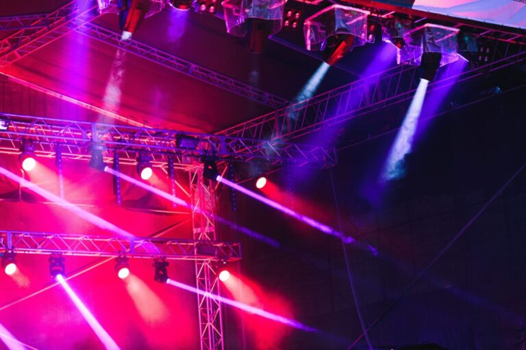 Cómo elegir la iluminación ideal para eventos corporativos