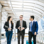 Los mejores destinos para viajes de incentivo empresarial 7 Los mejores destinos para viajes de incentivo empresarial - team of business colleagues meeting while walking 2025 01 16 15 18 29 utc