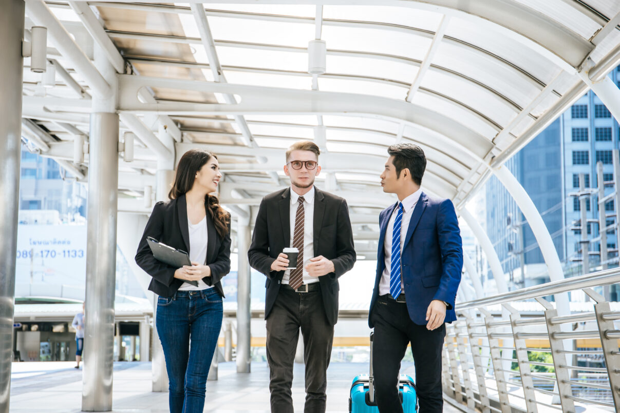 Los mejores destinos para viajes de incentivo empresarial 1 Los mejores destinos para viajes de incentivo empresarial - team of business colleagues meeting while walking 2025 01 16 15 18 29 utc