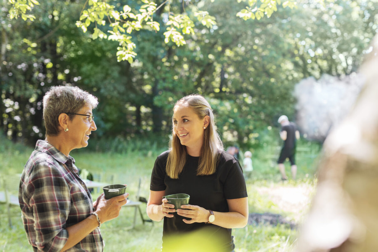 Beneficios de realizar retiros empresariales en la naturaleza 1 Beneficios de realizar retiros empresariales en la naturaleza - women holding cups and standing in meadow 2024 10 17 09 25 06 utc